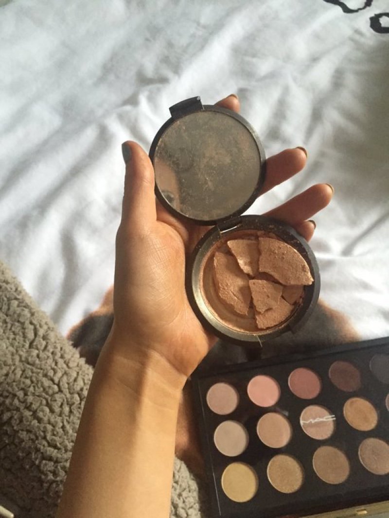 Broken Compact Powder-15 Images That Most Men Will Never Understand