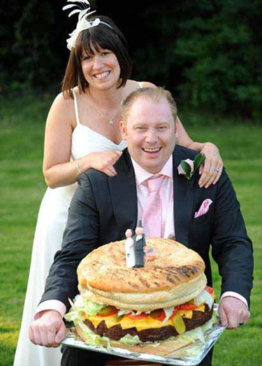 Who wants to eat a big burger?-Hilarious Wedding Photos