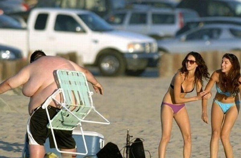 Stuck To Him Like Glue-18 Hilarious Beach Fails That Will Make You Laugh Out Loud