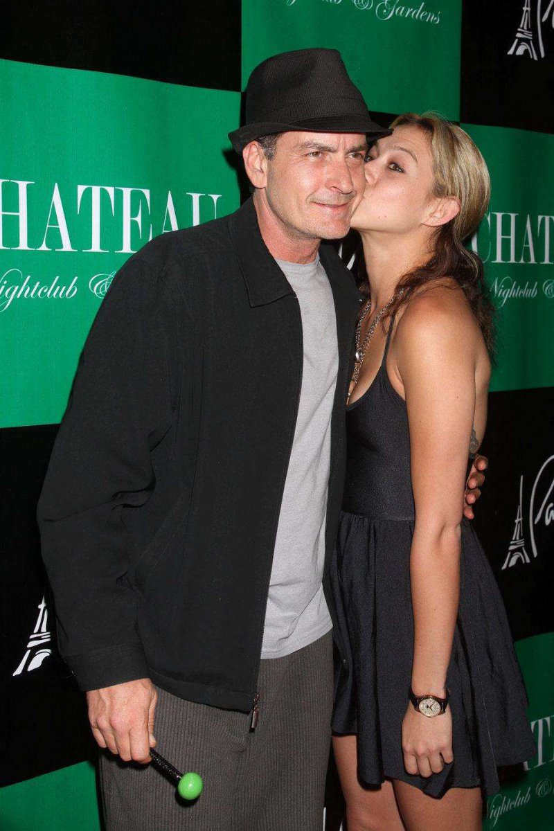 Charlie Sheen And Natalie Kenly-Charlie Sheen And His 13 Well Known Girlfriends