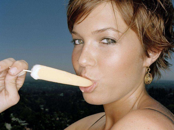 Mandy Moore-12 Hot Pictures Of Female Celebrities Sucking On A Popsicle