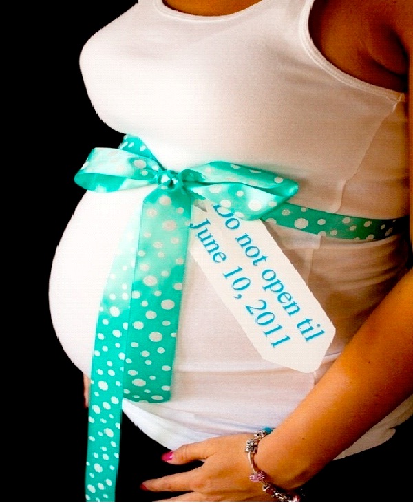 Ribbons And Bows-Creative Pregnancy Announcement Ideas