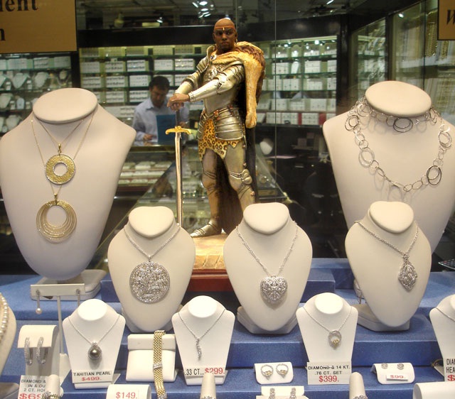 Jewelry store-15 Dumbest And Craziest Criminals Ever