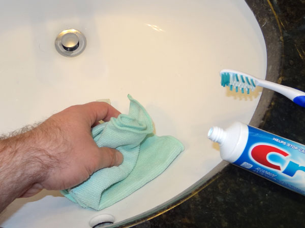 A Professional Sink Cleaner-15 Unusual Uses For Toothpaste