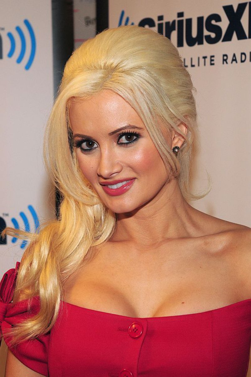 Holly Madison-12 Celebrities Who Once Worked At Hooters