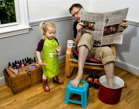 Dad helps his Daughter Become Salon Girl-15 Awesome Dads Who Are Nailing The Father Thing