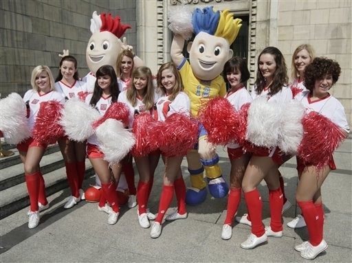 You pose with cheerleaders..a lot-Pics Of Mascots Having Fun