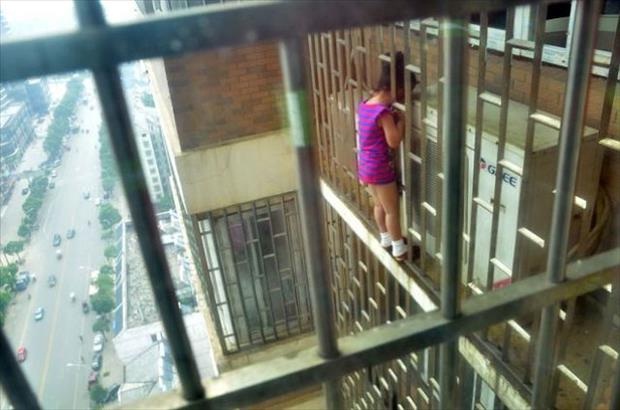 How did she get there??-Pics Of Girls Doing Insane Things