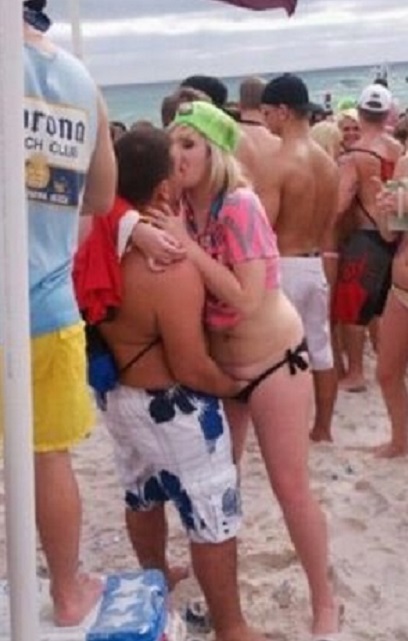 Wrong place to make love-18 Hilarious Beach Fails That Will Make You Laugh Out Loud