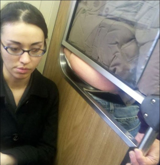 A Pleasant, Aromatic and Memorable Ride to Work-15 Most Awkward Public Transport Pictures