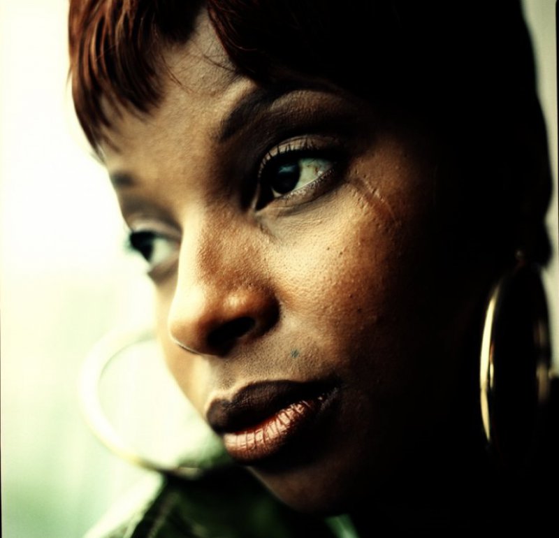 Mary J. Blige - Eye Scar-12 Celebrities With Scars And Deformities