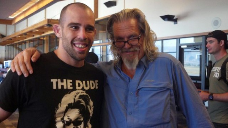 Fan Meets Jeff Bridges-15 People Who Had The Perfect Shirt For The Moment