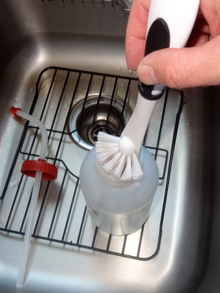 Clean Water Bottles Nicely-15 Unusual Uses For Toothpaste