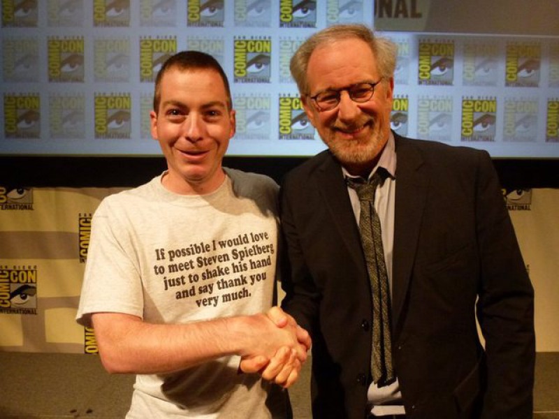 Steven Spielberg with His Fan-15 People Who Had The Perfect Shirt For The Moment