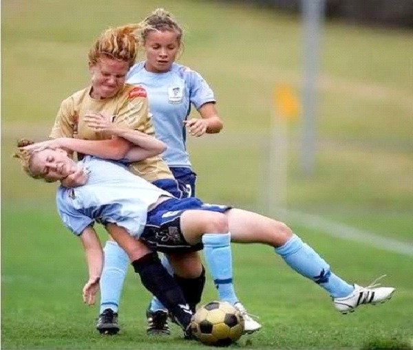 Hair Pulling-Perfectly Timed Pictures In Sports