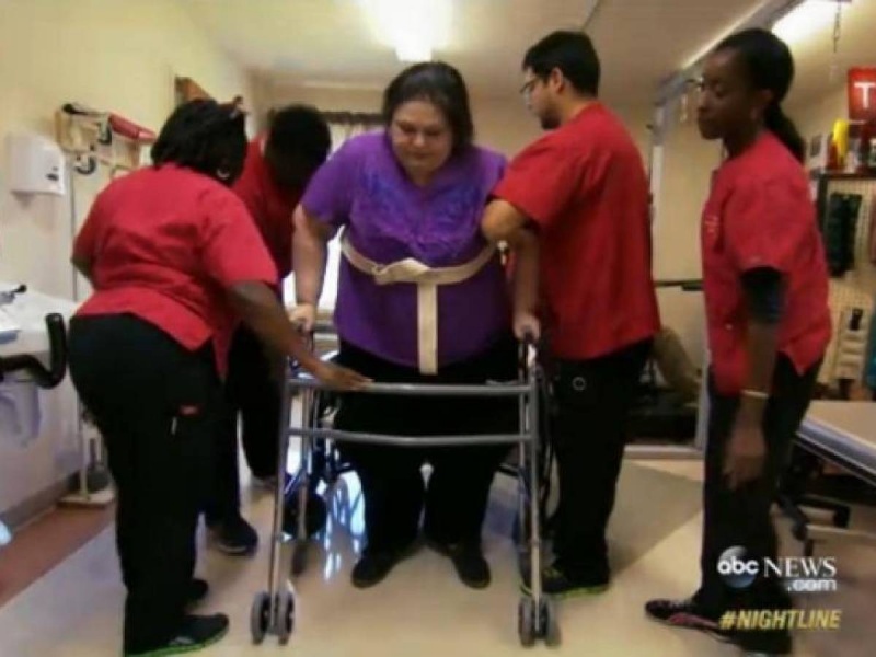 Her First Walk After a Long Time-15 Images That Show Incredible Transformation Of A Woman Weighing Over 1000 Pounds 