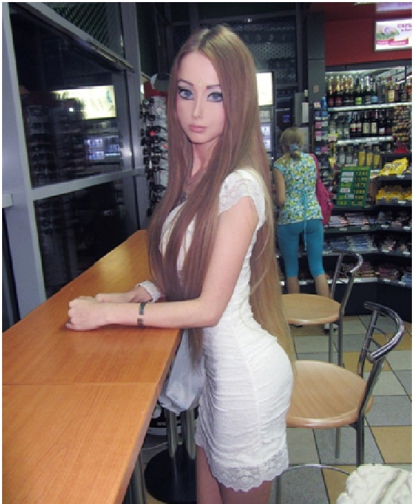 Valeria Lukyanova At A Cafe-Meet The Real-Life Barbie