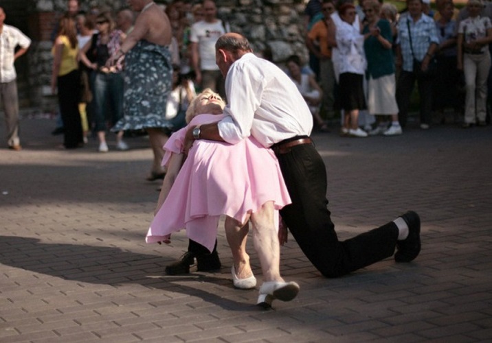 Grandpa Got Some Moves-15 Amazing Old Couples That Show Love Never Gets Old