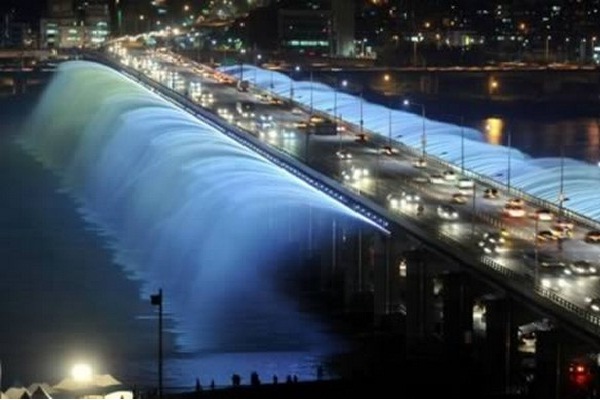Moonlight fountain, South Korea-Craziest Fountains Around The World