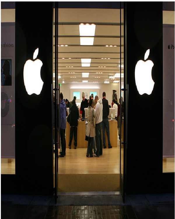 Apple Store Selling iPhones-Things You Don't Know About The IPhone