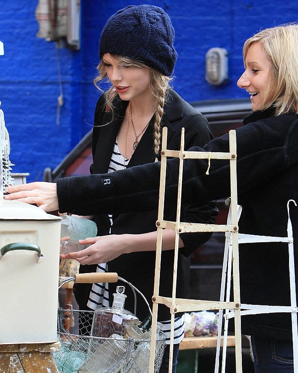 Taylor Swift Loves Antiquing-15 Celebrities And Their Bizarre Addictions