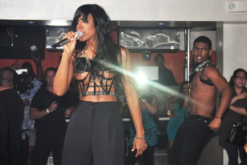 KELLY ROWLAND'S AWKWARD DOUBLE NIP SLIP