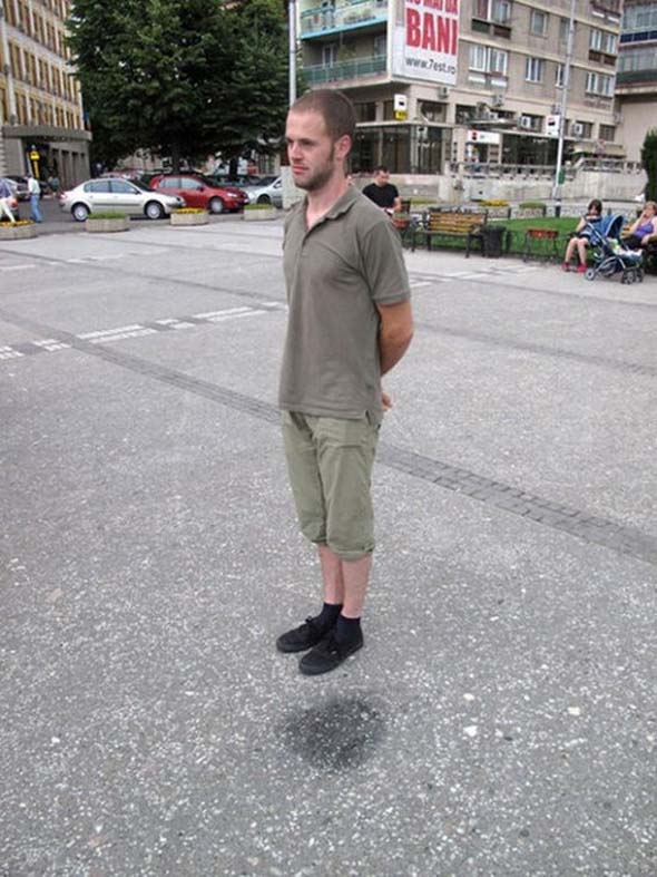 The Man Who Floats in Air-15 Real Life Illusions That Are Sure To Amuse You