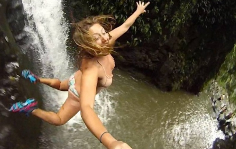 Selfie With Water Fall-Selfies That Will Make You Cringe