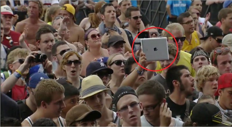 Tablet-15 Hilarious Concert Fails And Bloopers That Will Make You Lol