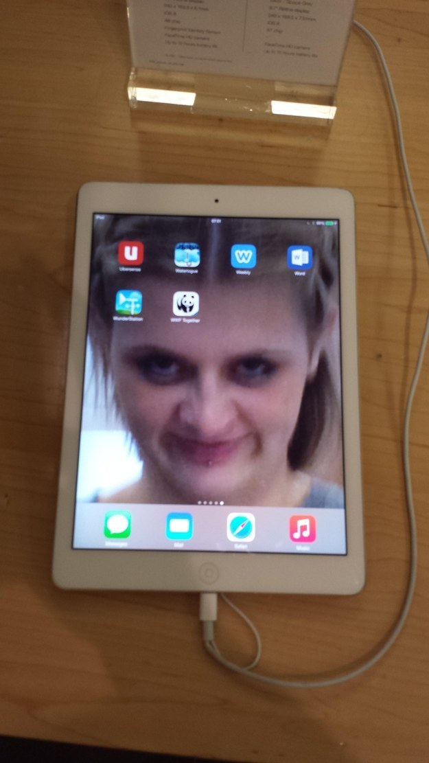 Creepy Wallpapers Like These-15 Hilarious Things Ever Happened In Apple Stores