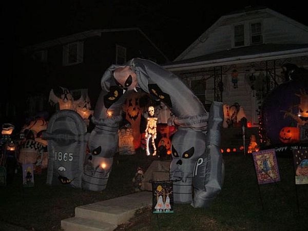 Blow up spooky-Amazing Halloween Home Decorations