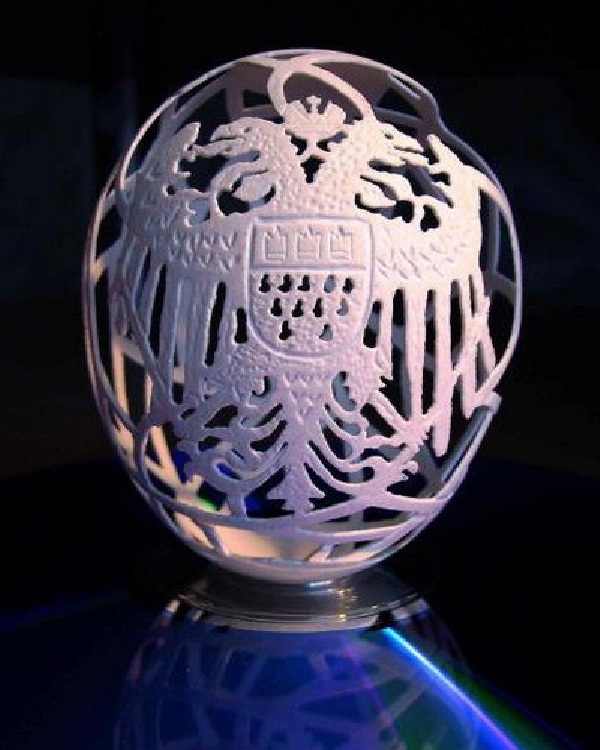 Coat of arms-15 Eggshell Carvings That Are Beautiful 