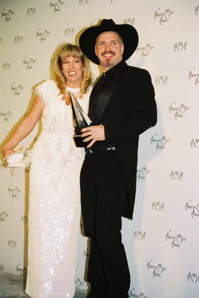 Garth Brooks And Sandy Mahl-12 Most Expensive Celebrity Divorces Ever