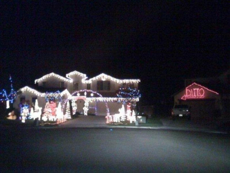 A Lazy Person's Xmas Decoration-12 Worst Christmas Decorations Ever