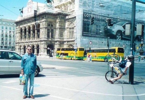 Bicycle in the pole photobomb-Perfectly Timed Mind Blowing Photos