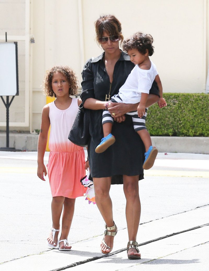 Halle Berry-12 Sexiest Moms In Hollywood 