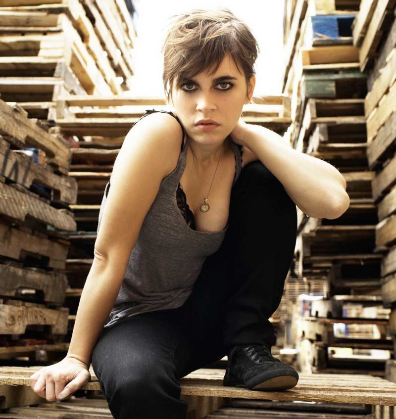 Kaki King-12 Hottest Lesbians From Around The World