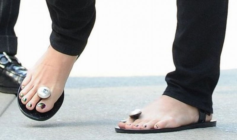 Most Beautiful Female Celebrity Feet - Pin On Margot Robbie / We've gathered 50 of the most beautiful women (in no particular order), the sort of celebrities who brighten any day.