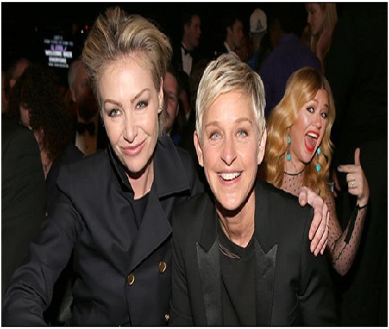 Kelly Clarkson Photobombs Ellen DeGeneres & Portia de Rossi-Top Hilarious Celebrity Photobombs