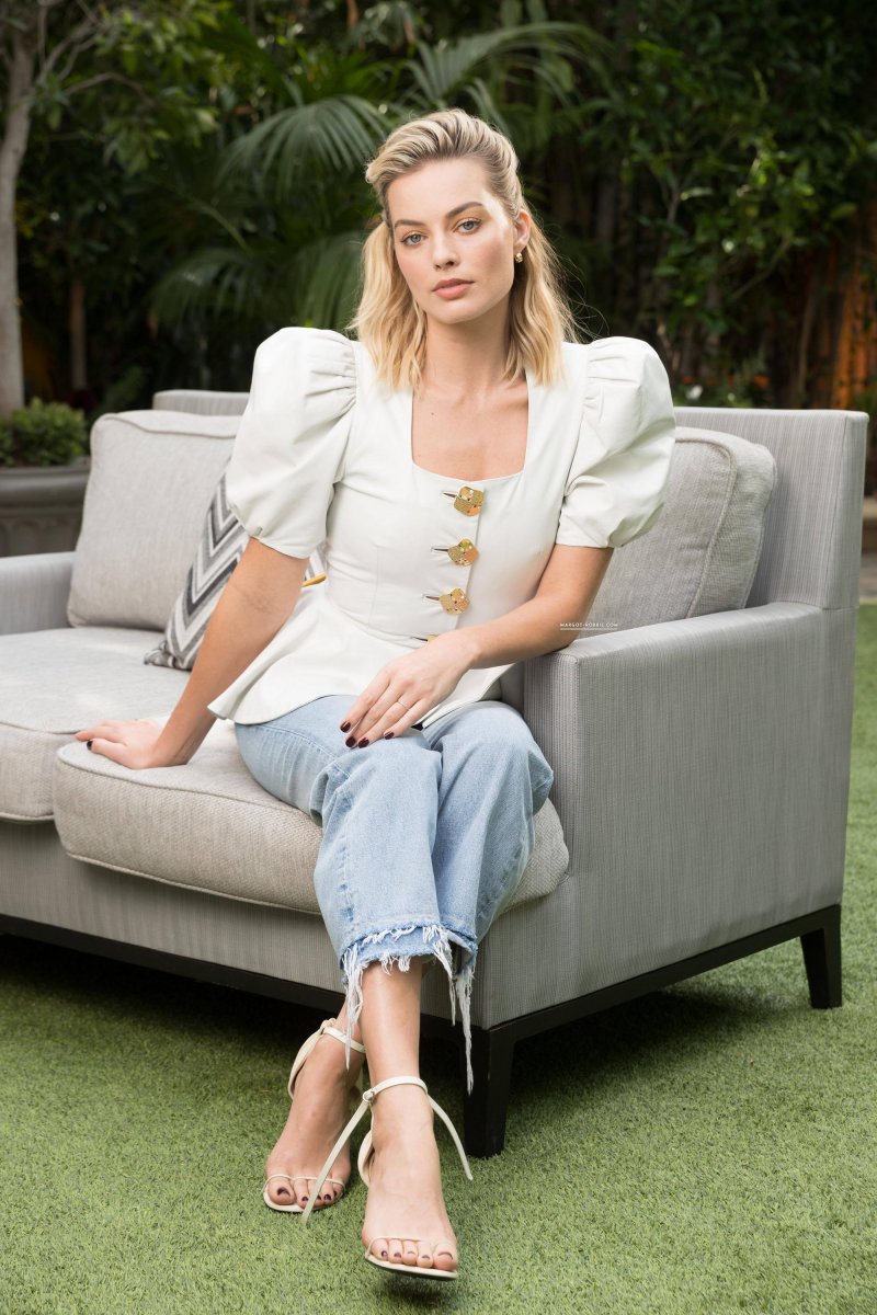 Margot Robbie Feet And Legs-23 Sexiest Celebrity Legs And Feet