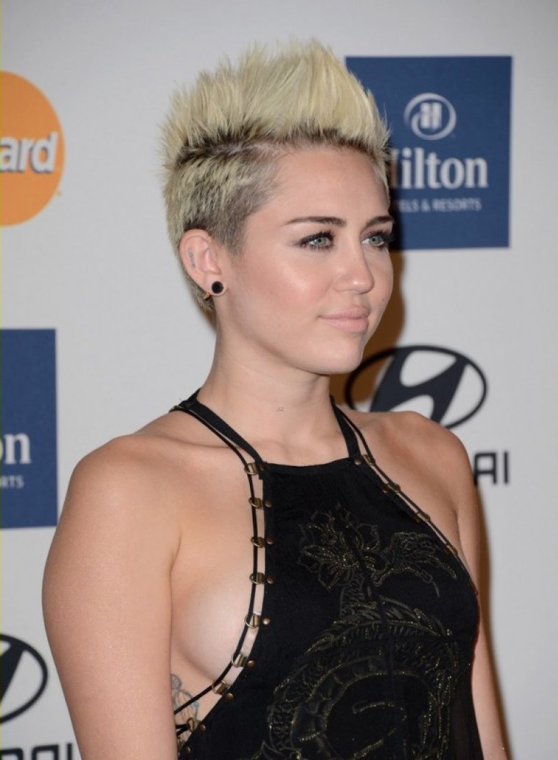 Miley Joins The Show Your Side Boobs Trend-15 Images That Show Miley Cyrus Has Become Trashy