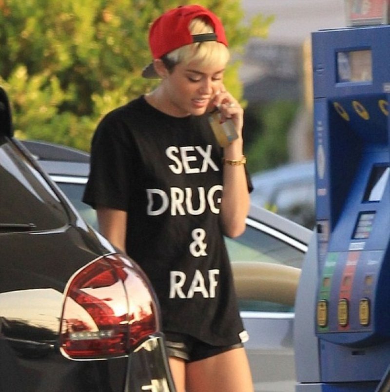 Miley's new dress codes: Bad-Girl Tee-15 Images That Show Miley Cyrus Has Become Trashy