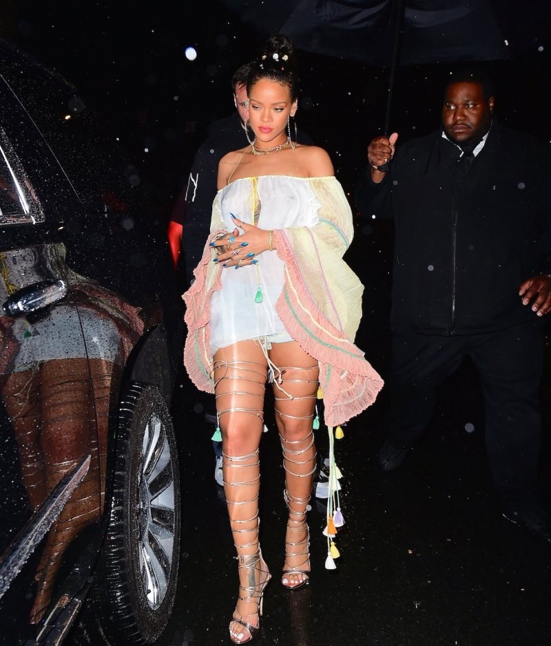 Rihanna's Feet And Legs-23 Sexiest Celebrity Legs And Feet