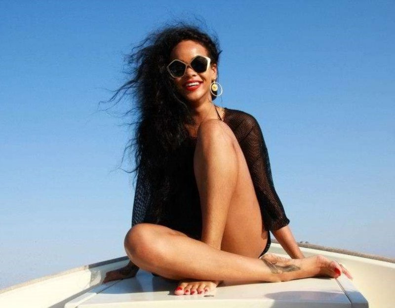 Rihanna's Feet And Legs-23 Sexiest Celebrity Legs And Feet