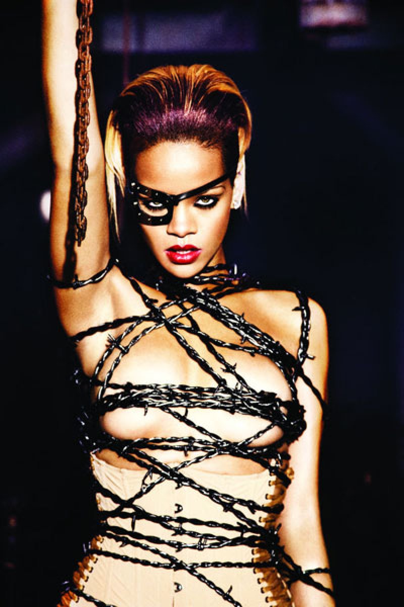 Rihanna-12 Celebrities Who Wore Very Revealing Clothes