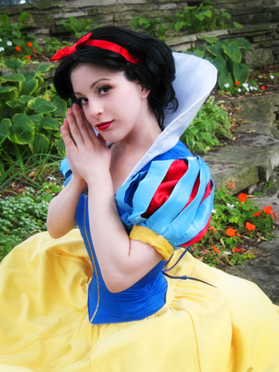 Snow white cosplay-15 Best Disney Cosplays You'll Ever See