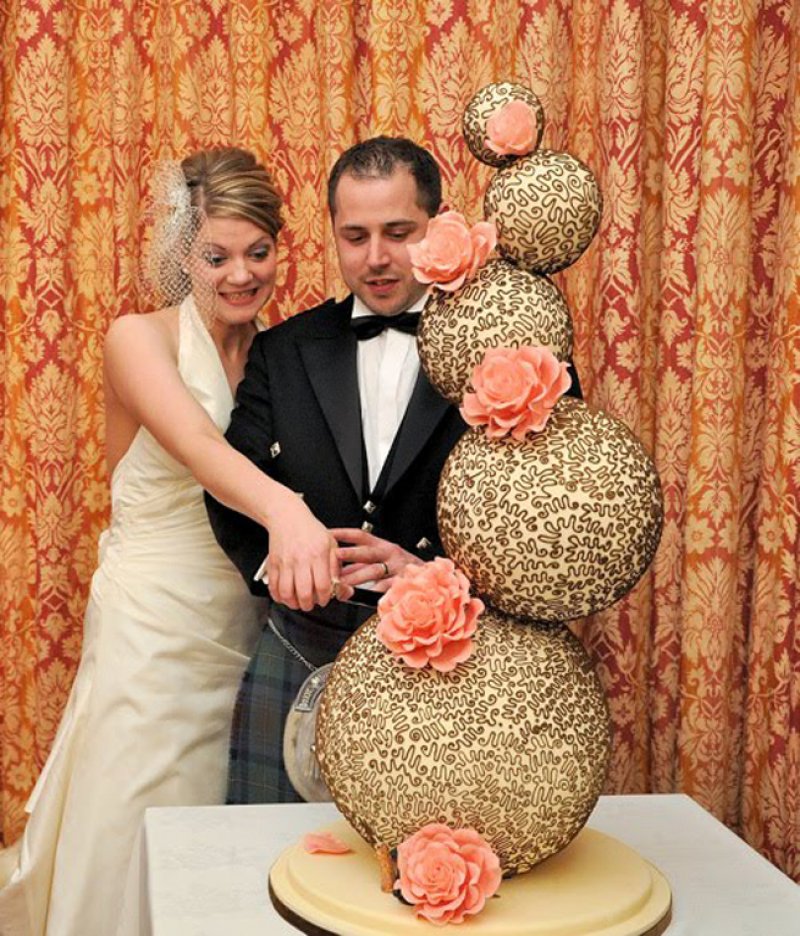 This Cake That Beats Gravity!-15 Weirdest Wedding Cakes You'll Ever See
