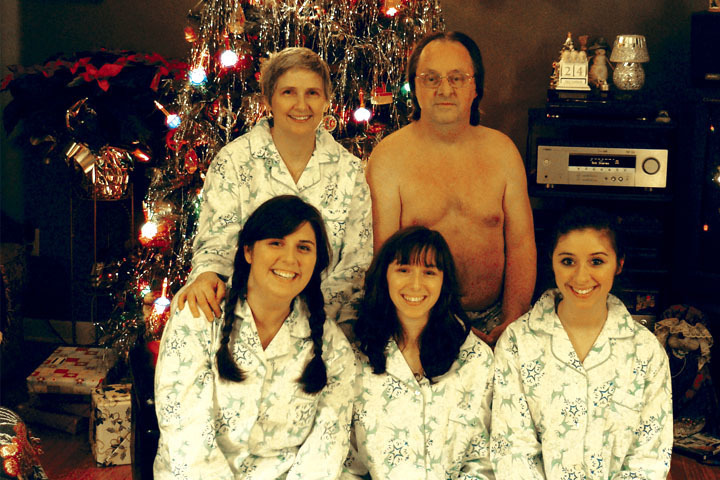 Daddy Doesn't Like Clothes-15 Most Awkward Family Photos Ever