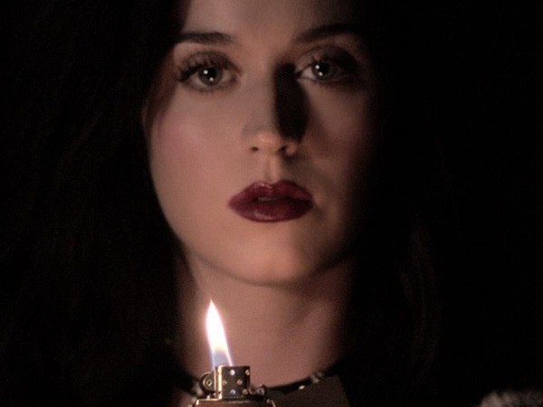 Katy Perry - Achluophobia-15 Celebrities With Weird Phobias