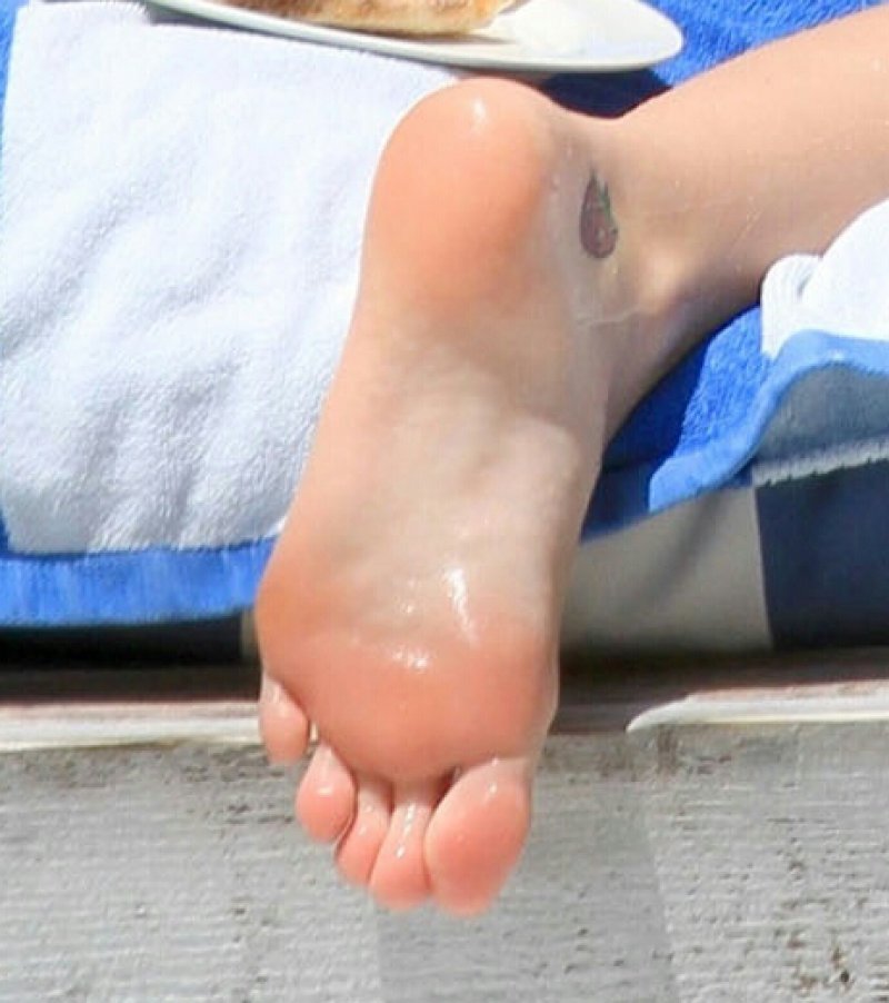 Sexiest Celebrity Feet - 23 Sexiest Celebrity Legs And Feet